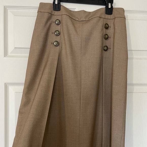 Tan Halogen Skirt in Excellent condition size 6 - Picture 3 of 6